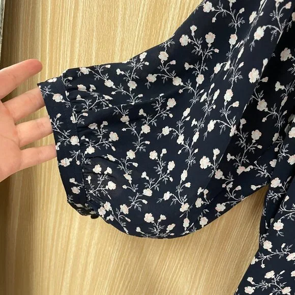 Loft Navy Floral Top Size LP - Picture 3 of 5